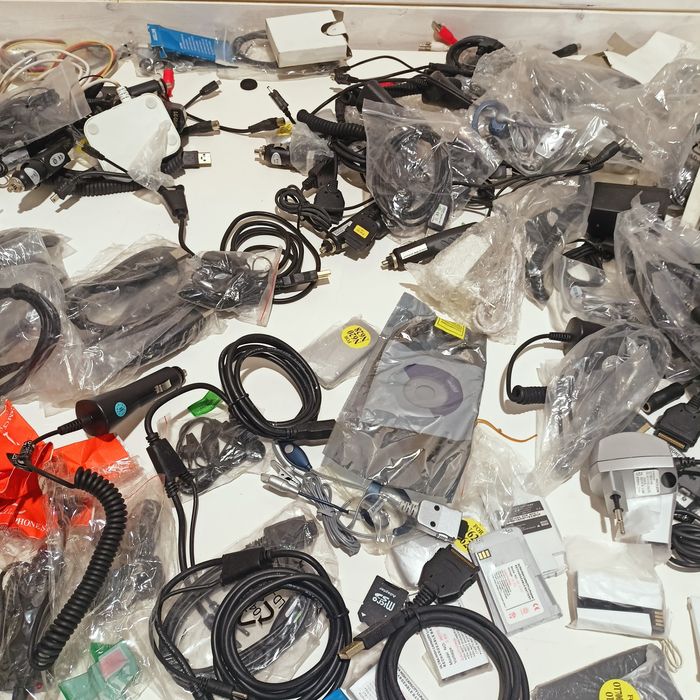 Zestaw kultowych ładowarek,kabli,baterii do telefonów itp.