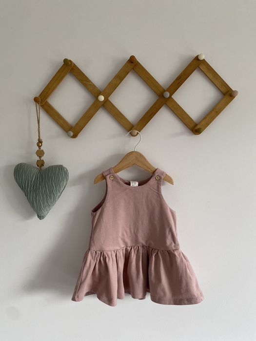 Sukienka h&m 74 pudrowy róż falbanka guziki