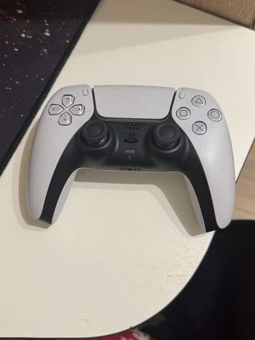 Джостик и зарядная станция PS5