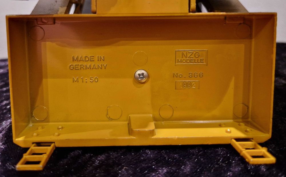 NZG 366 Caterpillar 992 1:50  Komatsu WA 600-8 1:50 Ładowarka kołowa