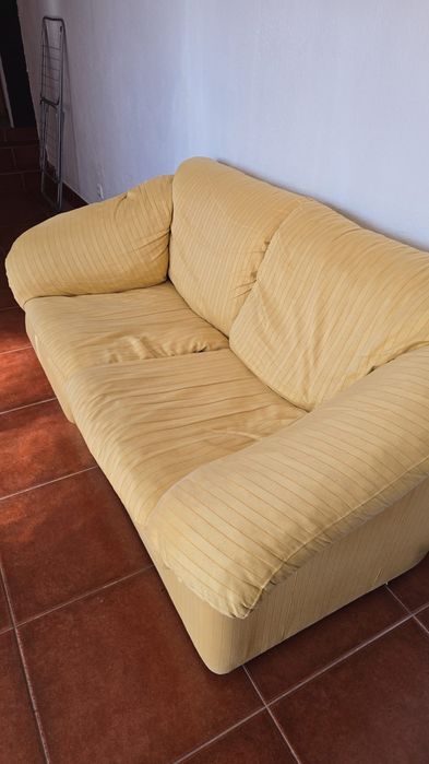 Sofá 2 lugares amarelo