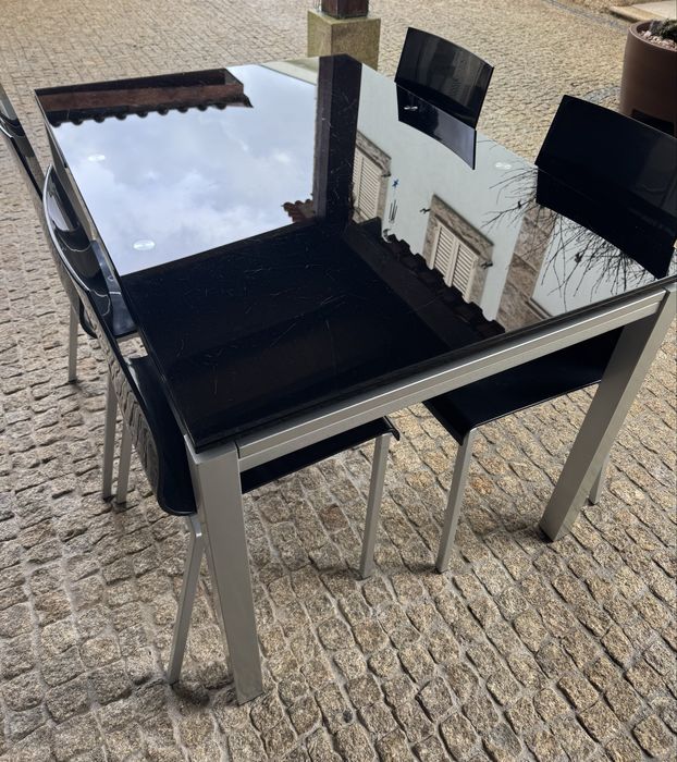 Mesa de jantar extensível em vidro preto com cadeiras