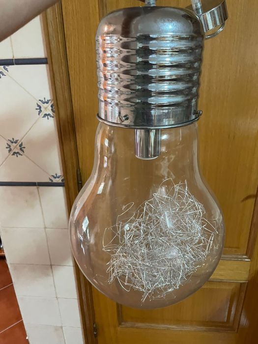 Candeeiro de teto em forma de lâmpada