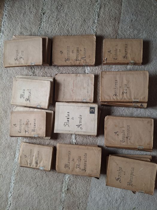 Coleção de 30 livros antigos, com letra gótica escrita à mão na capa.
