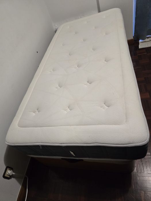 Vendo sumiê de solteiro em ótimo estado com colchão incluído.