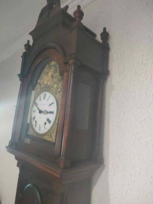 Relógio de caixa alta castanho