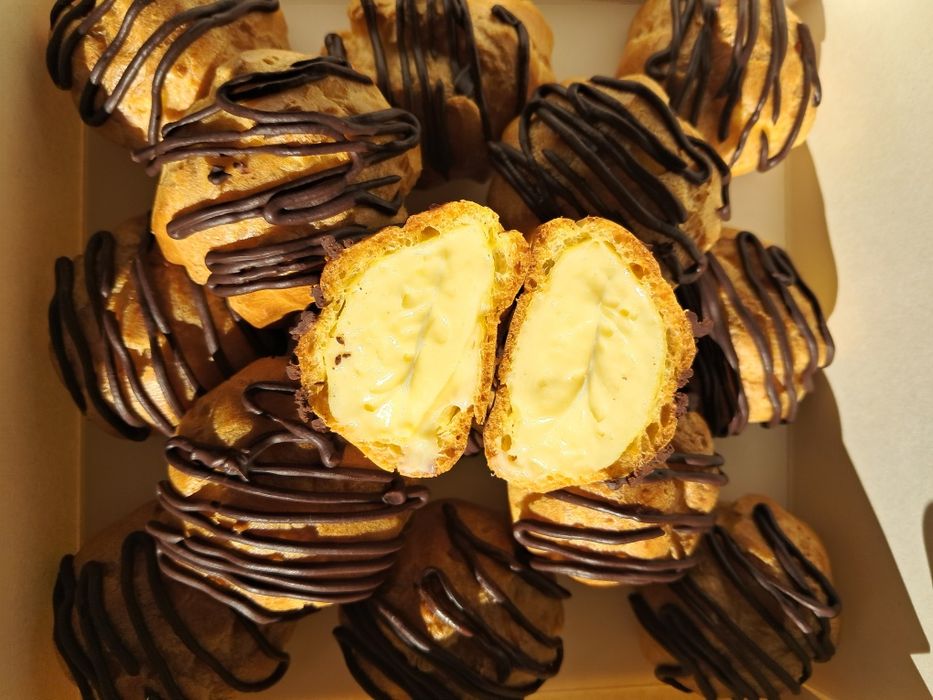 Солодощі на замовлення: профітролі, горішки, трубочки, персики...