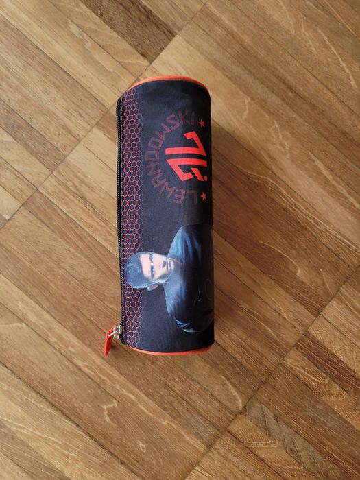 Piórnik do szkoły czerwono czarny  Lewandowski Robert tuba