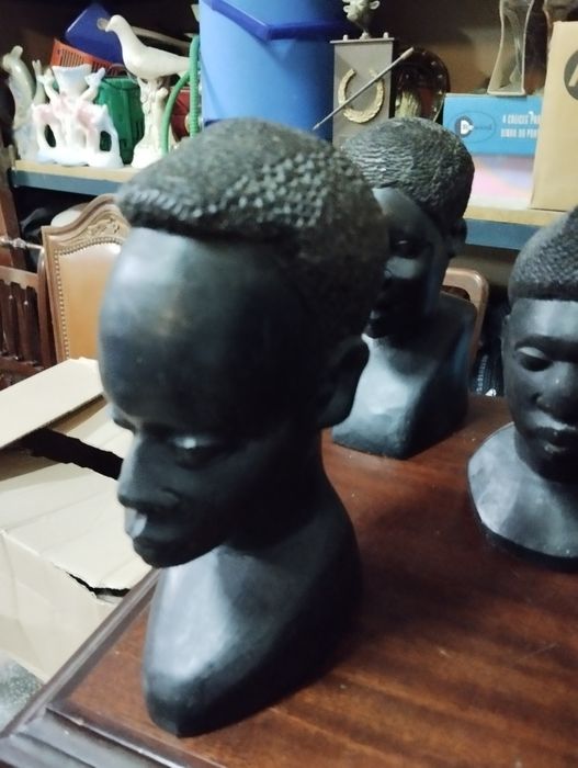 Bustos em pau preto