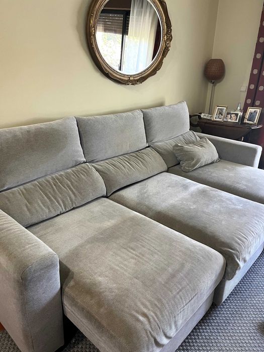 Sofá cinzento com algumas marcas de uso