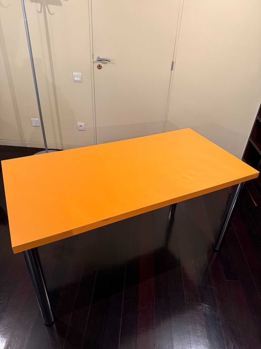Mesa laranja com pes em metal/aluminio