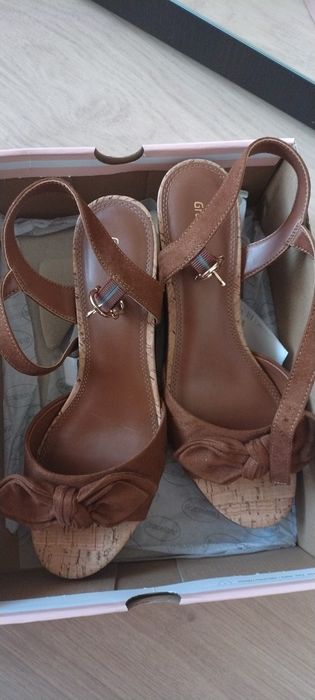 Buty na koturnie