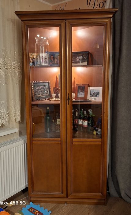 Witryna narożna z oswietleniem witryna zamykana na klucz