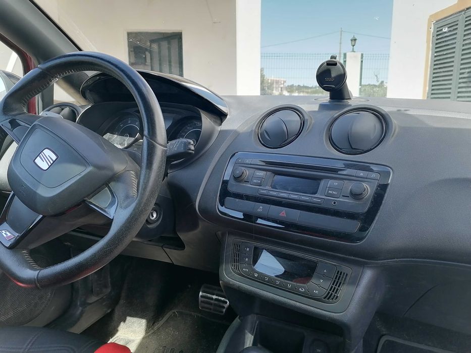 6,9 segunos dos 0 aos 100 kms/h.  Uma Bomba. Seat Ibiza Cupra 180 hp