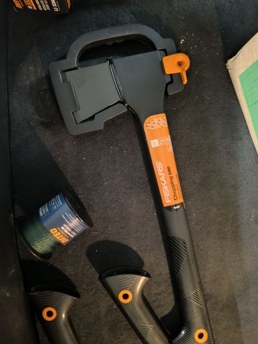 Siekiera Fiskars s ciesielska i do ogrodu ostatnia została