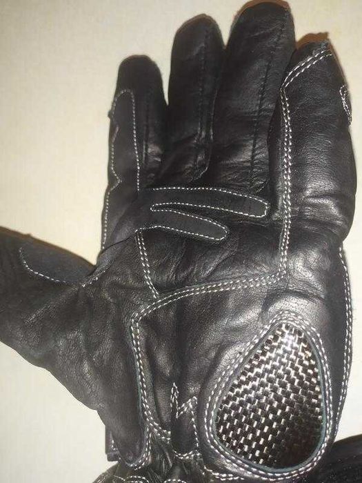 Мотоперчатки кожаные с защитой суставов и пальцев.