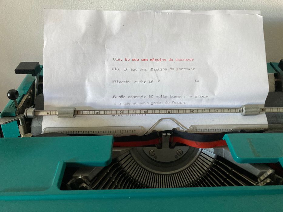 Máquina de escrever  **  Olivetti
