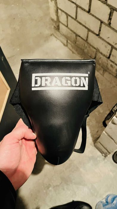 Ochraniacz na krocze firmy dragon z usztywnieniem