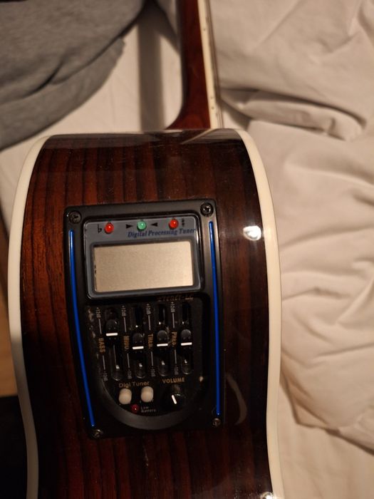 Guitarra acústica electrificada