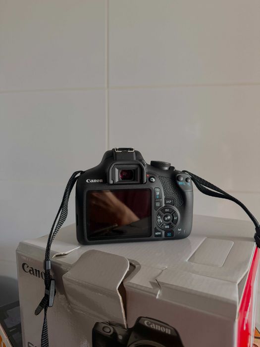 Câmara Fotográfica - Canon EOS 2000D