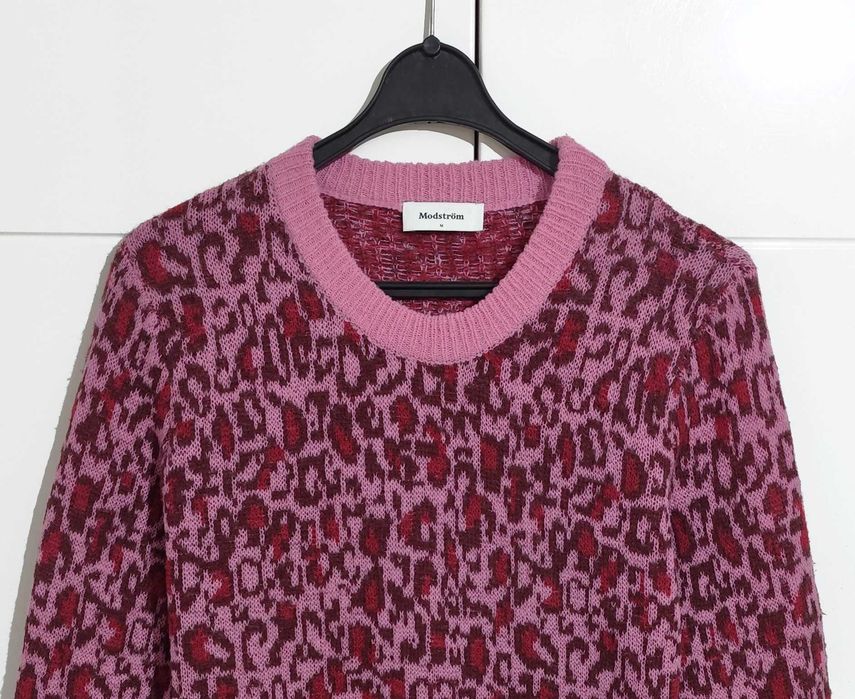 Sweter W Panterkę Z Wełna Różowy Modström |R. M