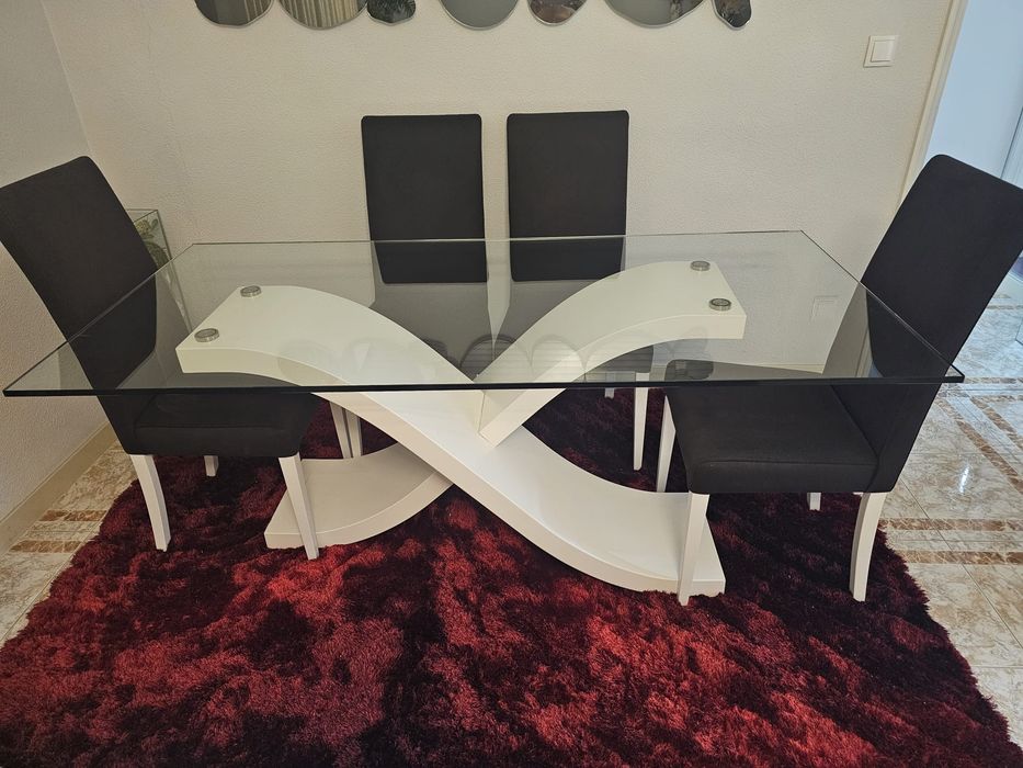 Conjunto mesa e 4 cadeiras