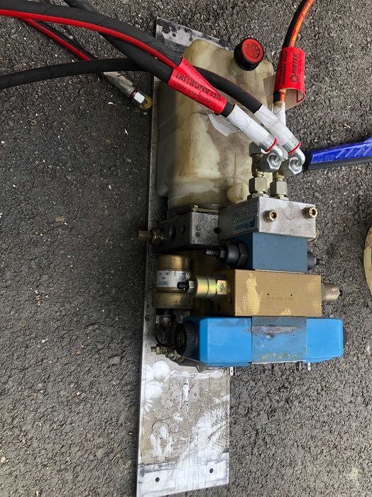 Platforma na drabinę i węże ssawne z zabudowy Ziegler.