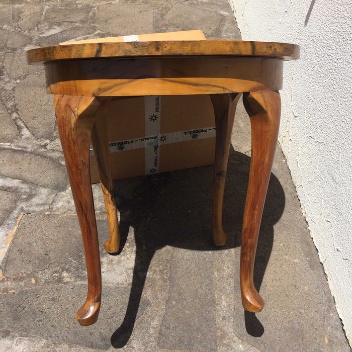 Excelente Mesa Antiga formato circular em madeira