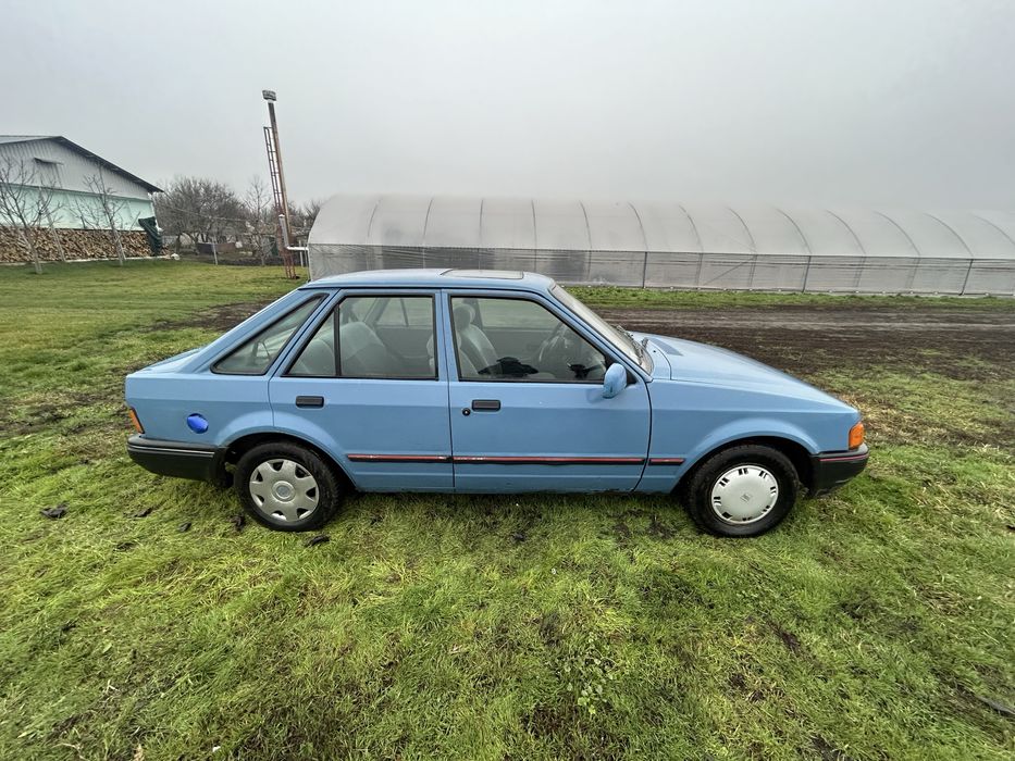 Ford Escort машина