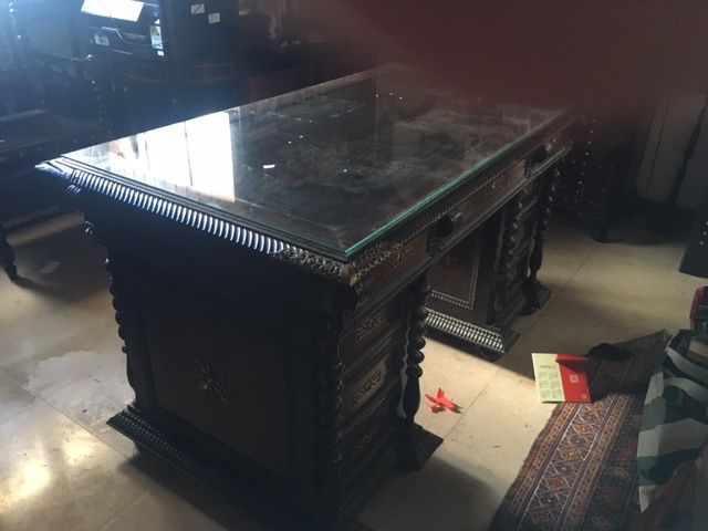 Secretária, cadeira de braços e duas cadeiras, em pau-santo