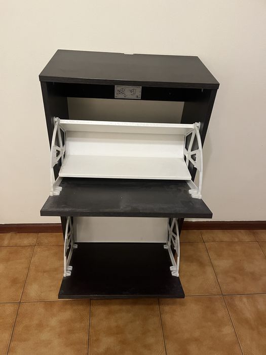 Sapateira de madeira