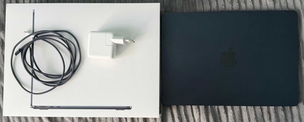 MacBook Air M2 13,6" 8GB 256GB | bateria 99% | 33 cykle | Midnight (Północ)