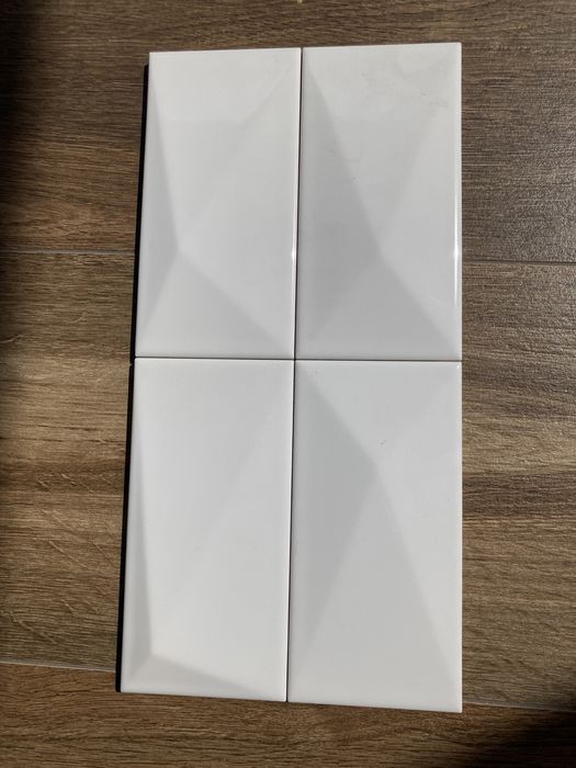 Białe płytki ceramiczne