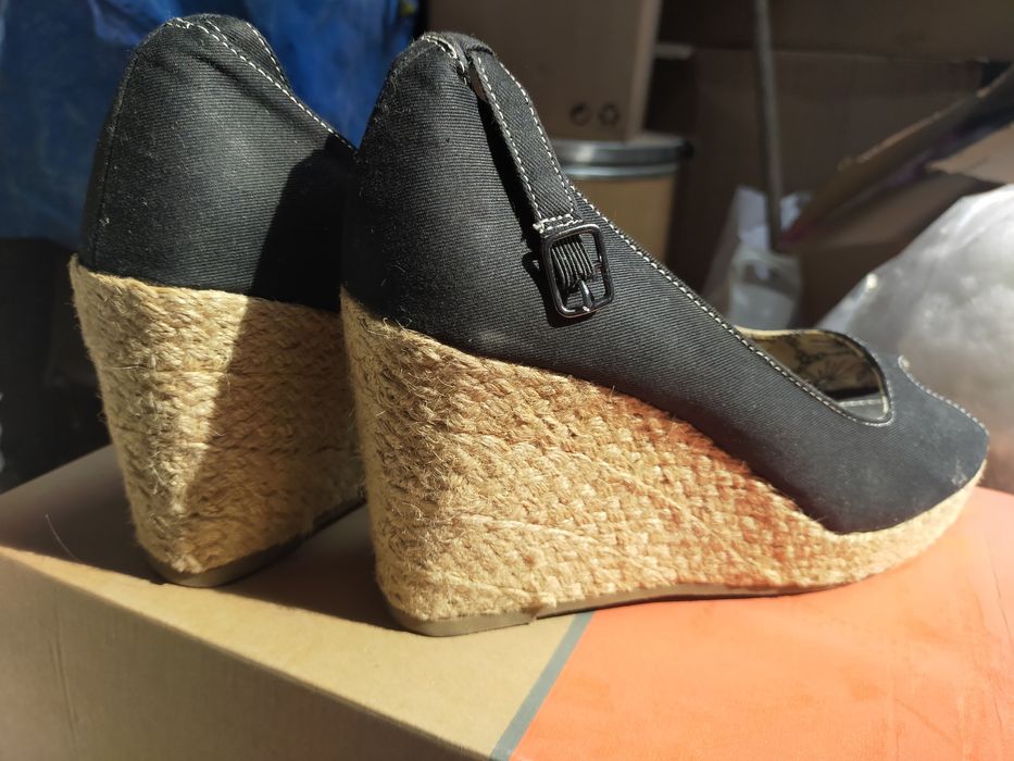 Buty na koturnie CCC