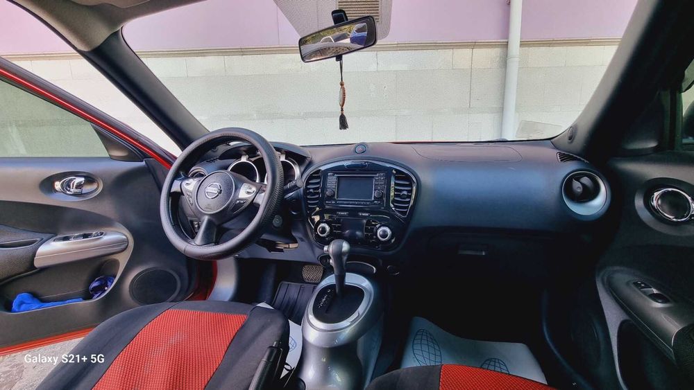 Продам автомобиль Nissan Juke 2012 года красного цвета
