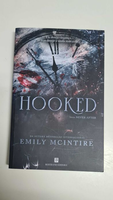 Livro Hooked - Emily McIntire (Edição em Português - Bertrand)