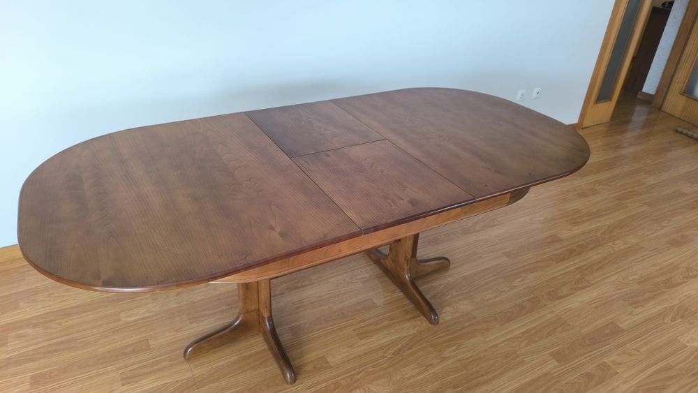 Mobília + mesa de jantar e cadeiras