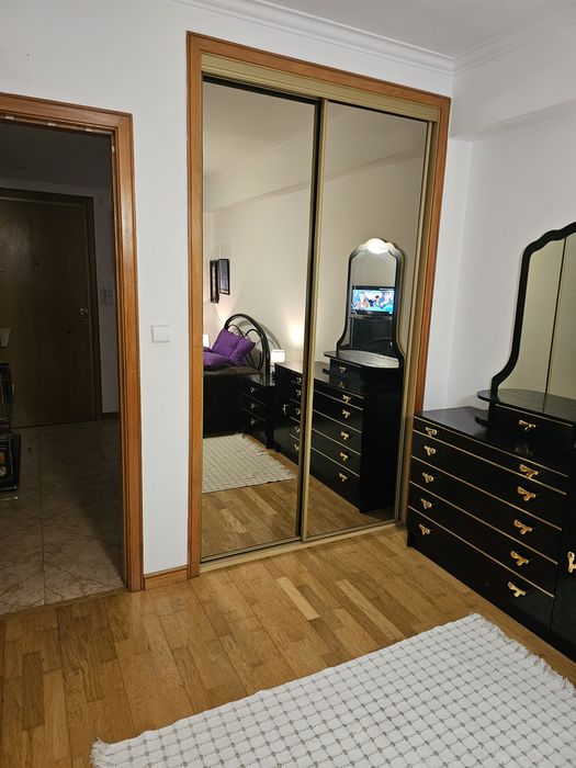 Alugo quarto espaçoso com muita luz natural mobilado com tv