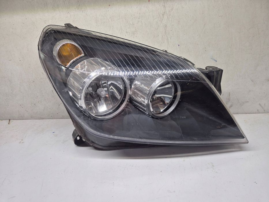 reflektor przód strona prawa opel astra h 04-10