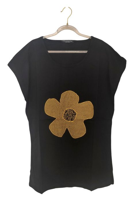 Czarny oversizowy T-shirt z nadrukiem kwiatuszka