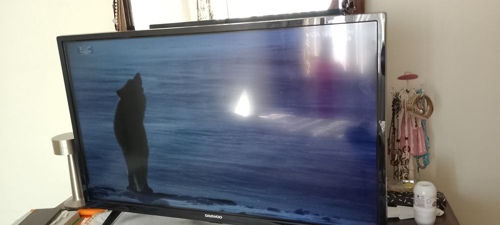 Tv DAEWOO 32" com caixa, plásticos e comando.