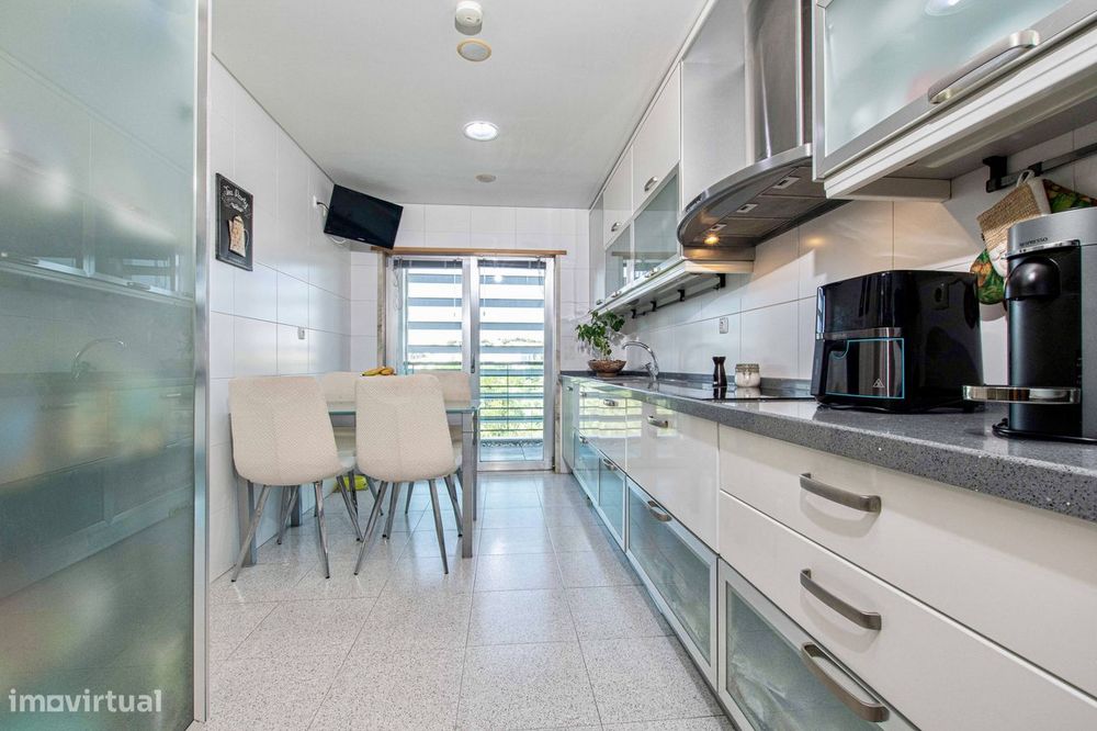 T3 com vista sobre o Jamor, box de 58 m² e condomínio com piscina