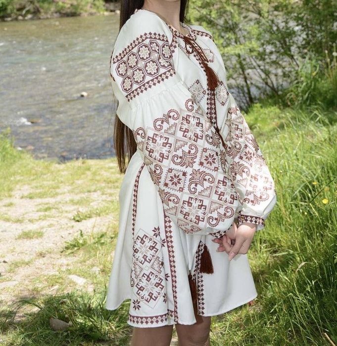 Сучасна вишита сукня