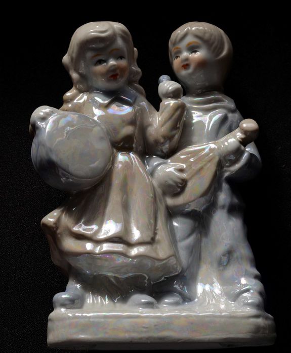 Figurka porcelanowa przedstawiająca parę.