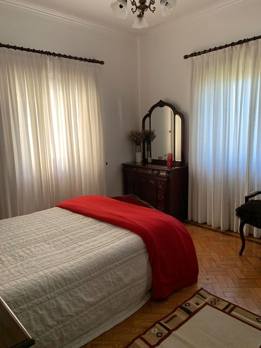 Quarto completo em madeira maciça – estilo clássico intemporal