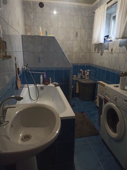 Здається кімната в приватному будинку.