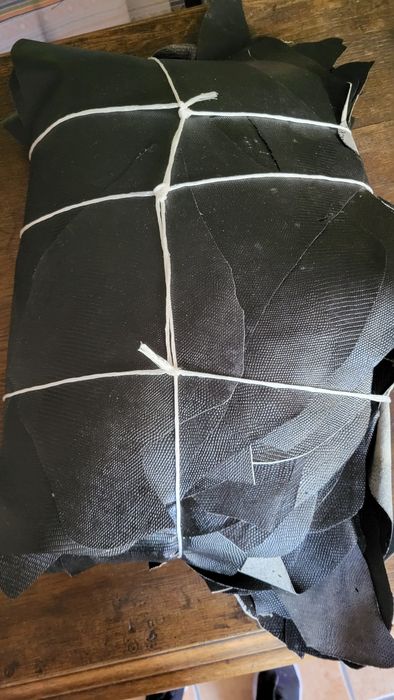 Kawałki naturalnych skór świńskich tłoczonycg na jaszczurkę  grubości  od 0,9 do 1,2 mm. Paczka ok.10 kg