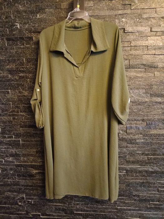 Sukienka w kolorze  khaki.