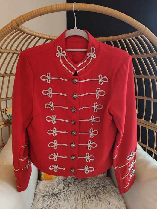 Casaco forrado vermelho, dourado e prateado