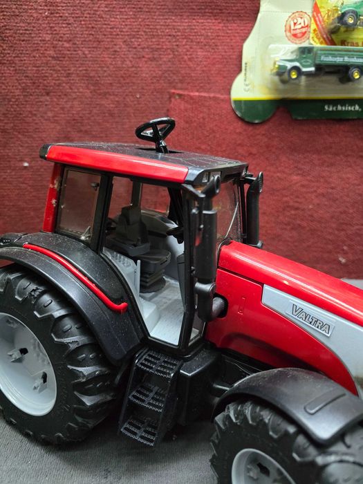 Bruder Valtra T 191.